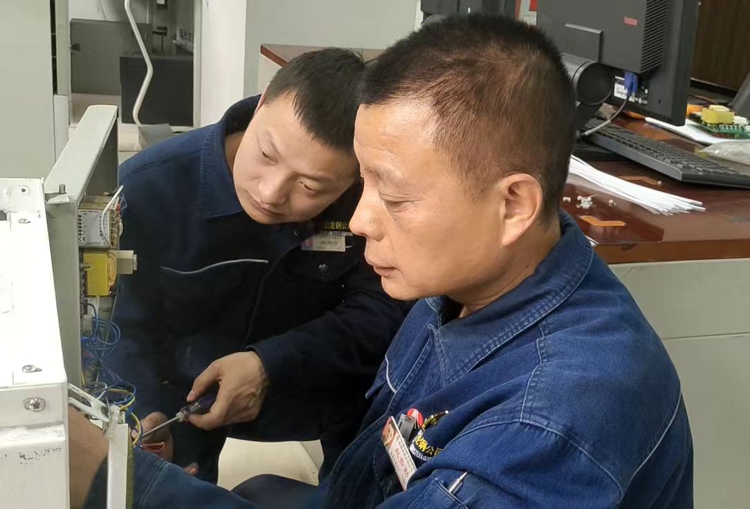 扎根鋼鐵沃土 青春自會(huì)拔節(jié)生長(zhǎng)——龍鋼公司檢驗(yàn)計(jì)量專業(yè)人才培養(yǎng)工作側(cè)記