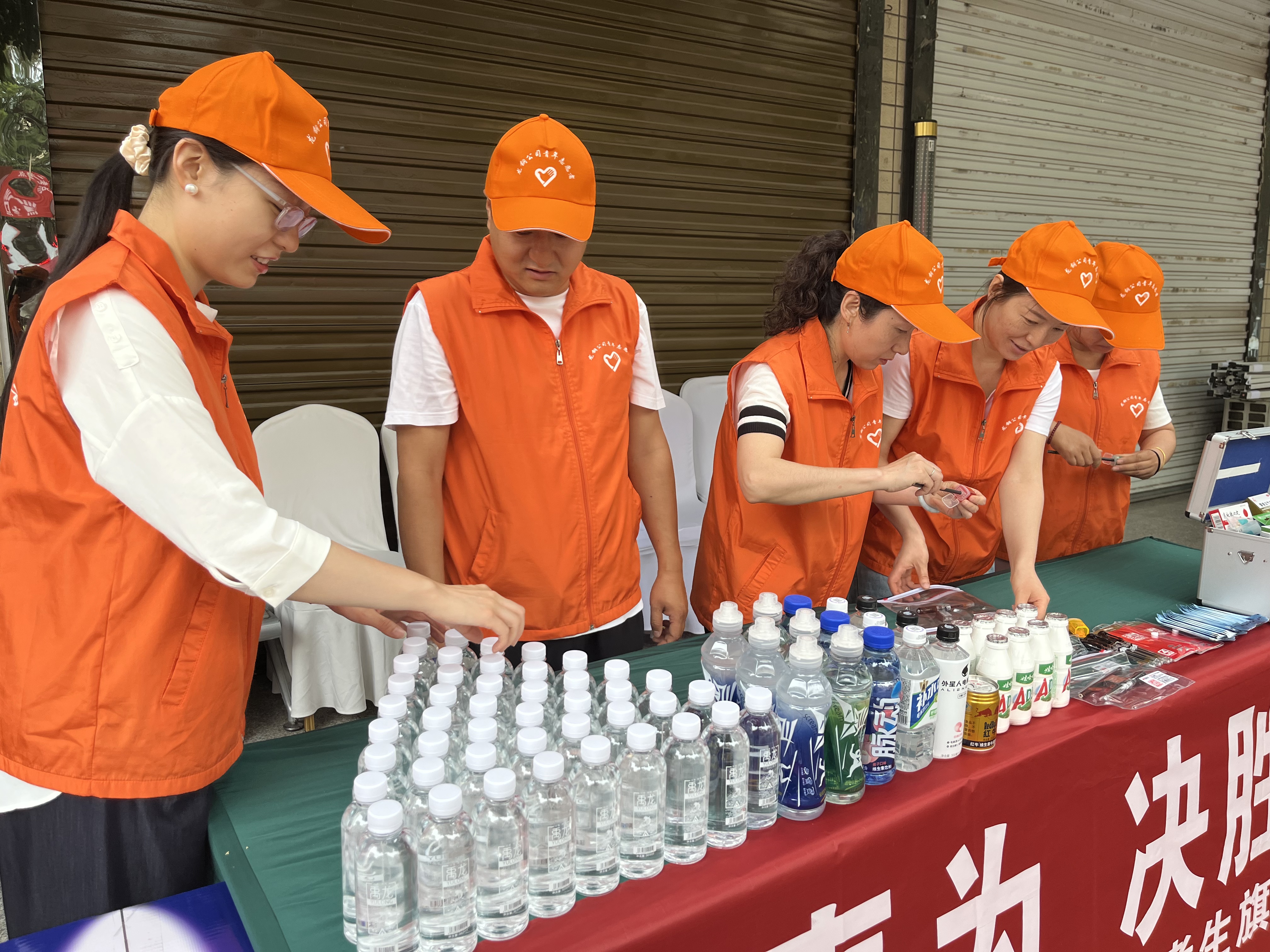 青力青為 為夢護航——龍鋼公司團委開展高考志愿服務(wù)活動
