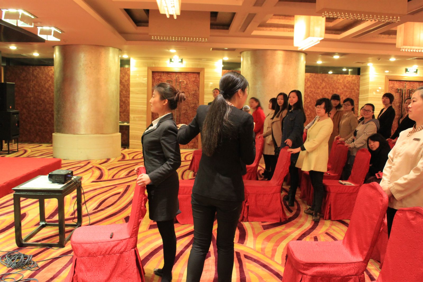 禹龍國際酒店舉辦“現(xiàn)代女性形態(tài)禮儀和正確姿態(tài)矯正身形的培訓講座”